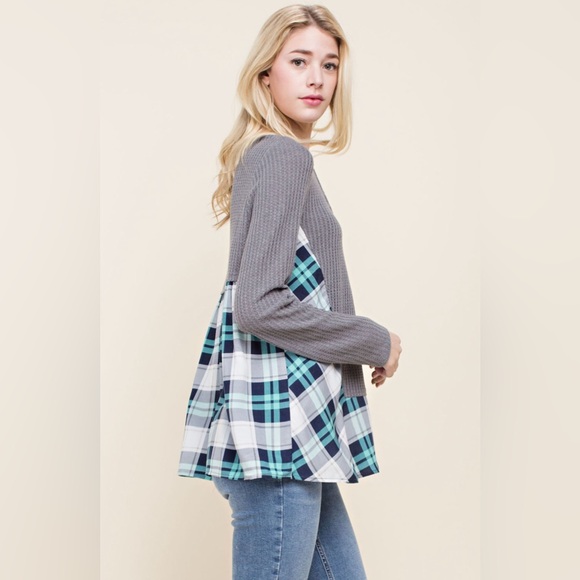 Grey key hole top with plaid accent - Picture 5 of 5